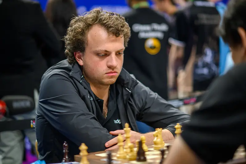 Hans Niemann no logró que el ajedrez hablara por sí mismo o, como mínimo, este no dijo lo que él quería. Foto: Michal Walusza / FIDE