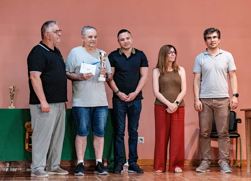 Roberto Cifuentes, con su trofeo como ganador, entre Pedro Suñén, alcalde de Alcubierre, y Daniel Pulvett. A la derecha, la diputada Esther Artieda y el presidente de la Federación Aragonesa de Ajedrez, Rubén Cajo. Foto: FMB