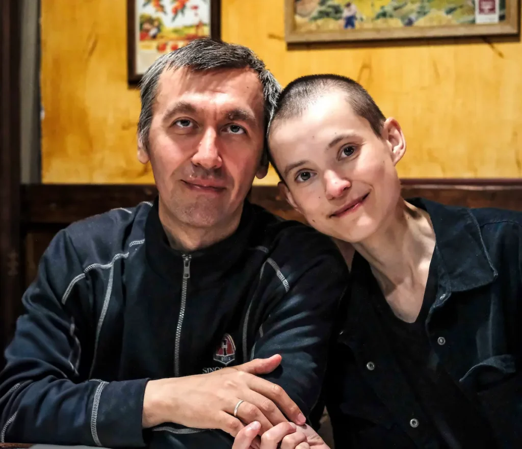 Gata Kamsky, con Vera Nebolsina, el año pasado en Alcubierre. Foto: FMB / Damas y Reyes