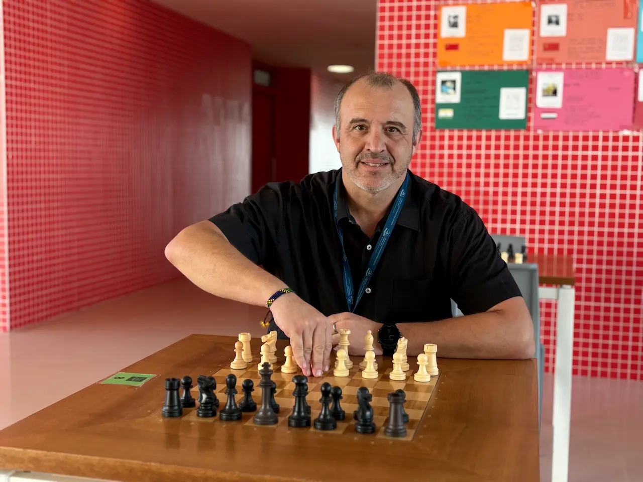 Jordi Morcillo, profesor de ajedrez en el colegio que ha ganado dos títulos mundiales 