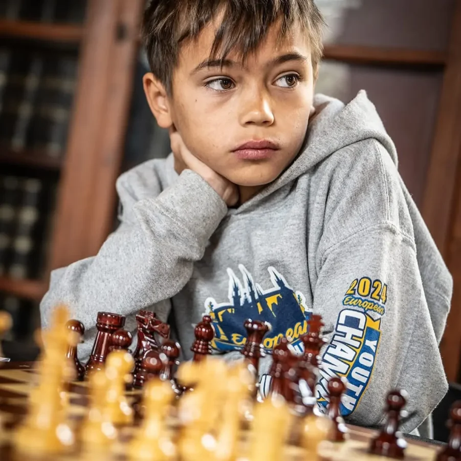 Liam Caballero, fotografiado por Lourdes Porta, durante unas simultáneas con Michal Krasenkow en el Open de Llobregat de 2025