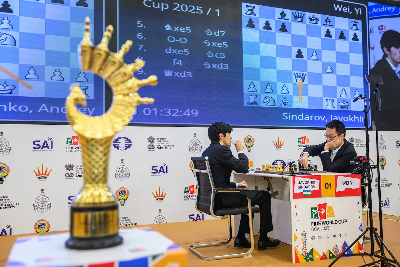 Wei Yi y Sindarov, con el trofeo de la Copa del Mundo en primer plano. Foto: Michal Walusza / FIDE