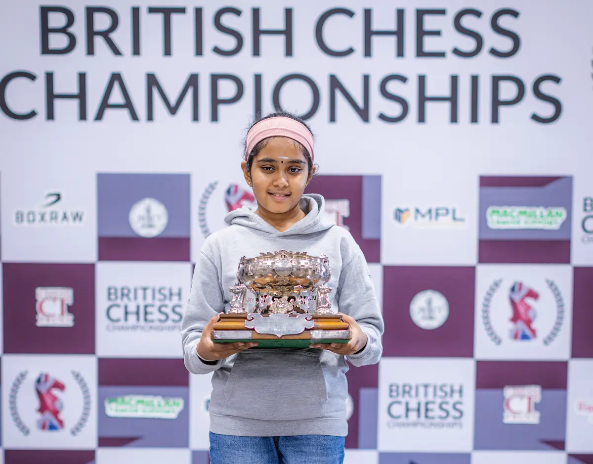 Bodhana Sivanandan, de 11 años, con su trofeo como campeona británica absoluta. Foto: Federación Inglesa de Ajedrez