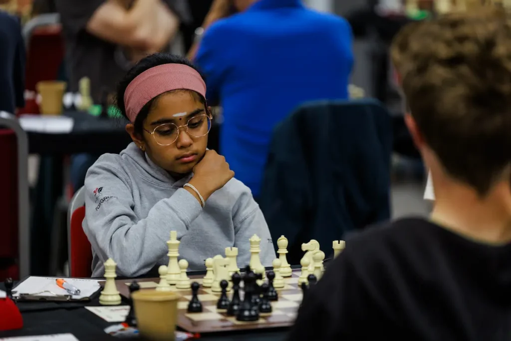 Bodhana Sivanandan, de 11 años, durante una de sus partidas. Foto: Federación Inglesa de Ajedrez