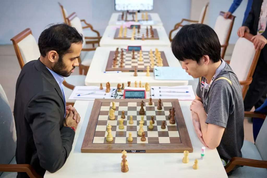 Arjun Erigaisi fue derrotado en la Olimpiada por el tailandés Prin Laohawirapap. Foto: Rafal Oleksiewicz / FIDE