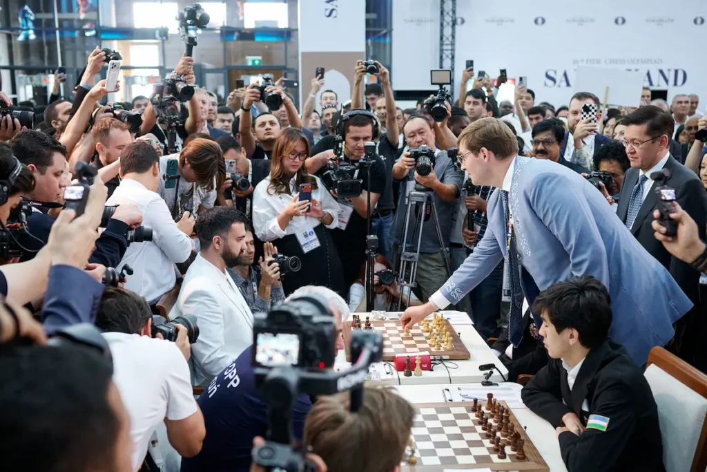Turlov, en su primer acto como presidente de la FIDE, frente al héroe de guerra ucraniano Igor Kovalenko. Foto: Rafal Oleksiewicz / FIDE