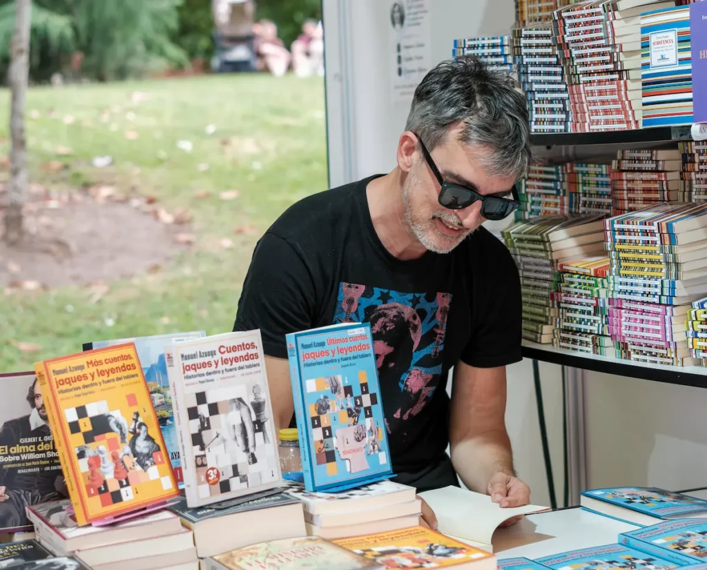 Manuel Azuaga, firmando ejemplares en la Feria del Libro de Madrid. Foto: FMB / Damas y Reyes