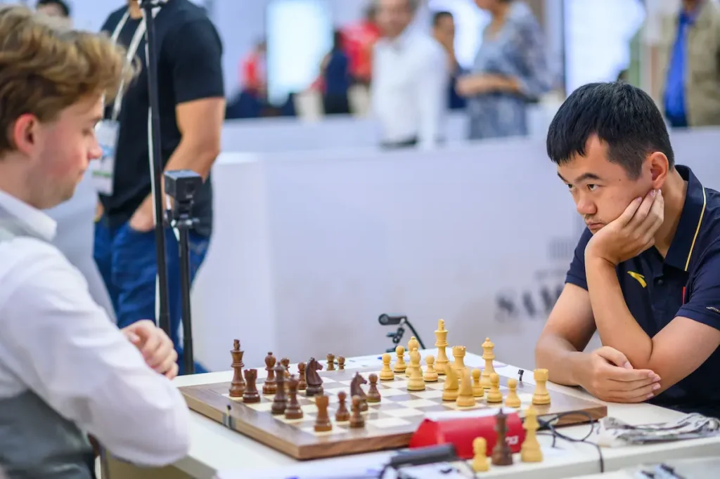 Ding Liren superó al alemán Vincent Keymer en la sexta ronda de la Olimpiada. Foto: Michal Walusza / FIDE 