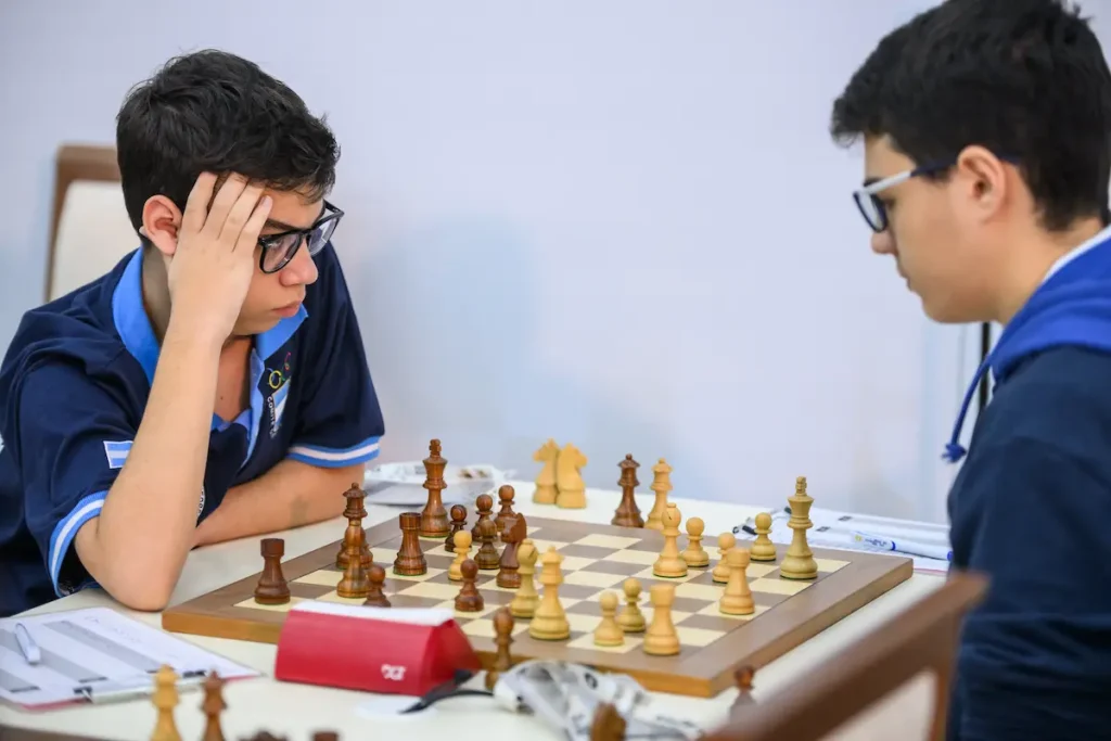 Faustino Oro y Yagiz Erdogmus, en el duelo entre jóvenes prodigios más interesante de los que se vieron en la Olimpiada. Foto: Michal Walusza / FIDE