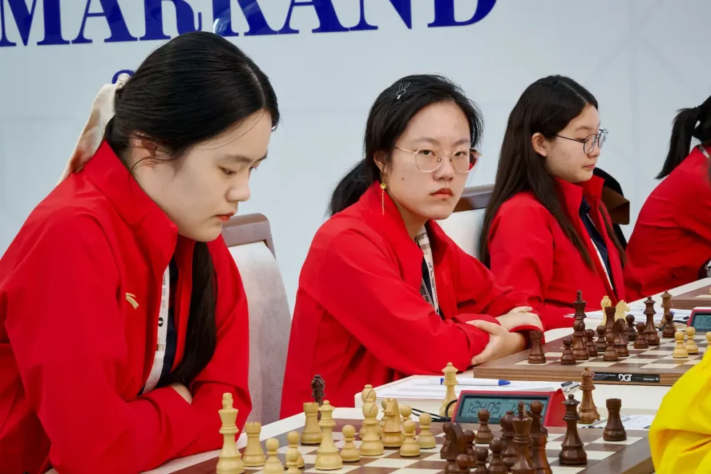 China ganó la medalla de oro en la Olimpiada femenina. Aquí podemos ver a Zhu Jiner, Song Yuxin y Lu Miaoyi. Foto: Rafal Oleksiewicz / FIDE