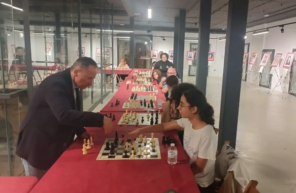 Amador González de la Nava, en la sesión de simultáneas que impartió en Balmaseda. Foto: Pikizu