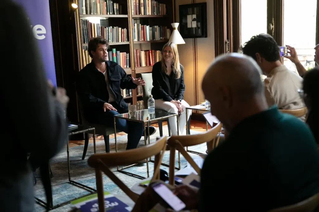 Magnus Carlsen e Inese Dabola, en un momento de la presentación de la Move Cup en Barcelona