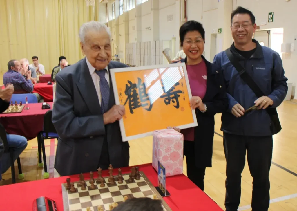 Manuel Álvarez posa con un regalo que le hizo la comunidad china
