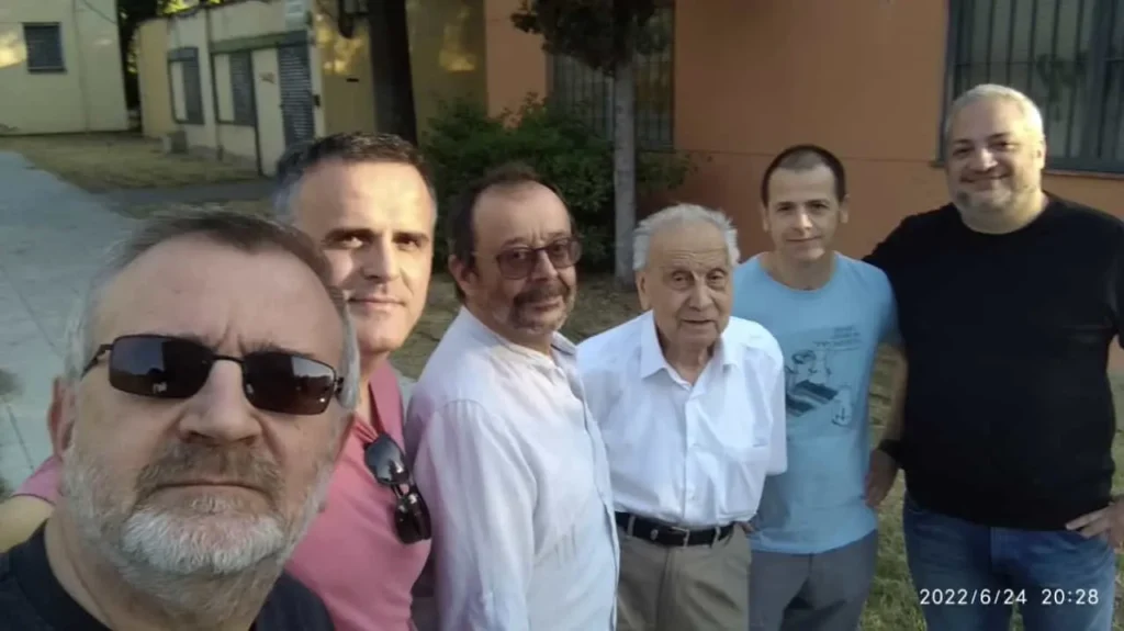 Don Manuel, con algunos compañeros de su club y un intruso habitual